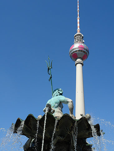 Fernsehturm mit Neptunbrunnen