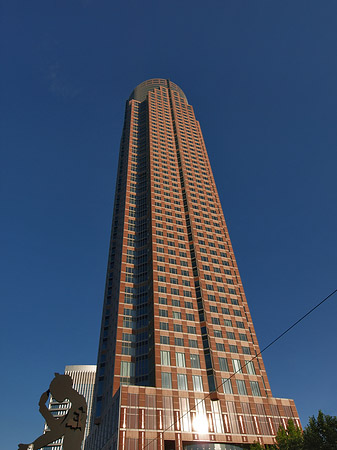 Foto Messeturm mit Hammering Man - Frankfurt am Main
