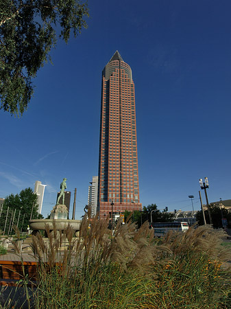 Foto Messeturm auf Wiese - Frankfurt am Main