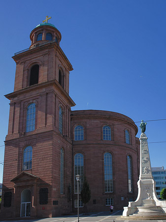 Paulskirche mit Statue Foto 