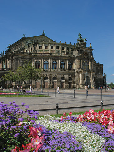 Semperoper mit Blumen Fotos
