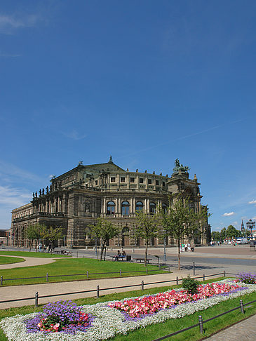 Semperoper mit Blumen Foto 
