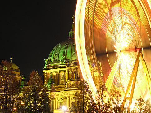 Berliner Dom bei Nacht Foto 