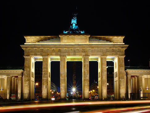 Brandenburger Tor mit Straßenverkehr Foto 