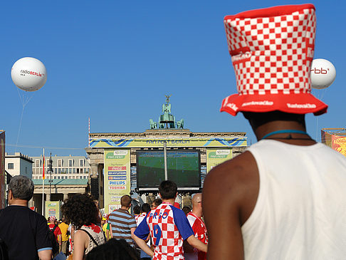 Foto Fans am Brandenburger Tor