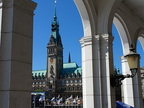 Blick durch die Bögen der Alster Arkaden auf das Rathaus Fotos