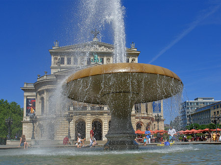 Foto Alte Oper mit Brunnen