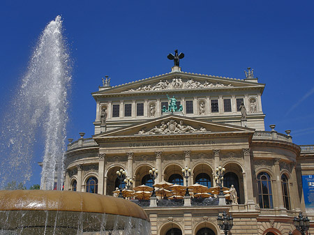 Foto Alte Oper mit Brunnen