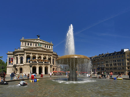 Foto Alte Oper mit Brunnen