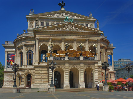 Fotos Alte Oper mit Schirmen