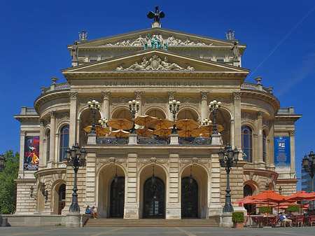Alte Oper mit Schirmen Foto 