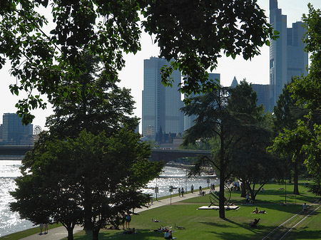 Foto Skyline von Frankfurt hinter Sonnenuhr