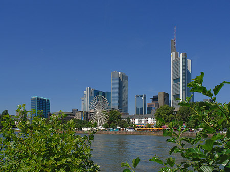 Skyline von Frankfurt mit Riesenrad Foto 