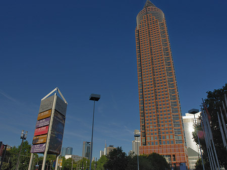 Fahnen am Messeturm Fotos