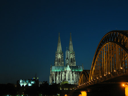 Kölner Dom hinter der Hohenzollernbrücke Fotos