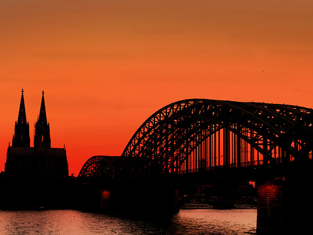Foto Kölner Dom hinter der Hohenzollernbrücke - Köln