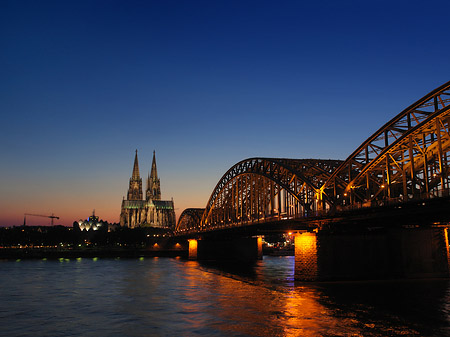Foto Kölner Dom hinter der Hohenzollernbrücke - Köln
