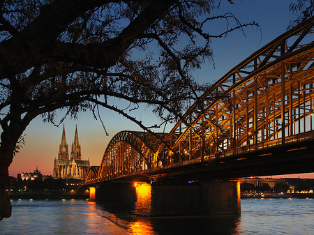 Kölner Dom hinter der Hohenzollernbrücke Fotos