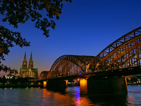 Kölner Dom hinter der Hohenzollernbrücke Fotos