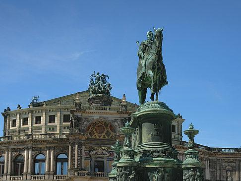 Fotos König-Johann-Statue mit Semperoper