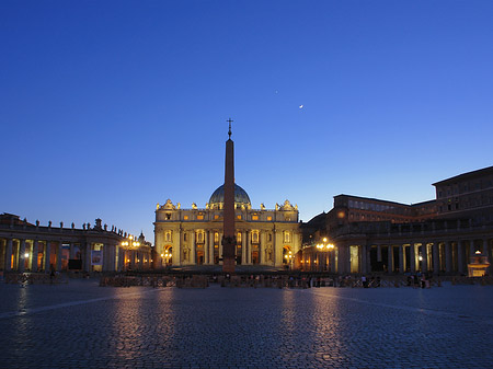 Petersplatz bei Nacht Fotos