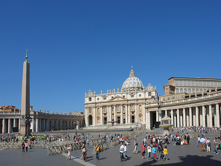 Foto Obelisk mit dem Petersdom